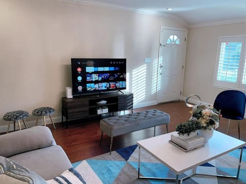 Luxury 4B3B with Dual EnSuites, Parking, WiFI House in Campbell