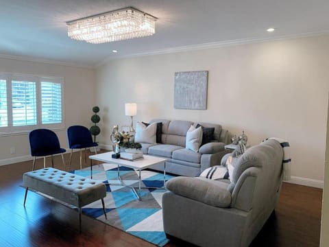 Luxury 4B3B with Dual EnSuites, Parking, WiFI House in Campbell