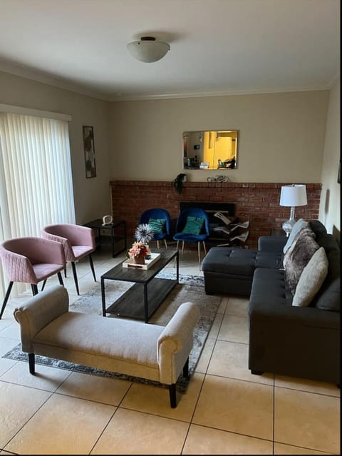 Luxury 4B3B with Dual EnSuites, Parking, WiFI House in Campbell