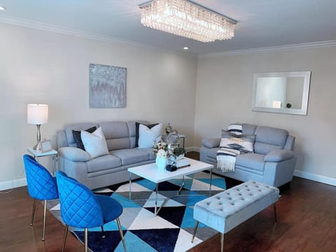 Luxury 4B3B with Dual EnSuites, Parking, WiFI House in Campbell