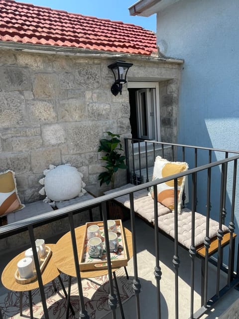 Property building, Patio, Balcony/Terrace, Seating area