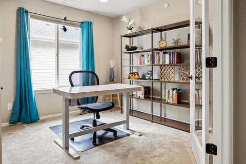 Sunny & Quaint Hidden Gem w Office - Dog Friendly House in Westminster