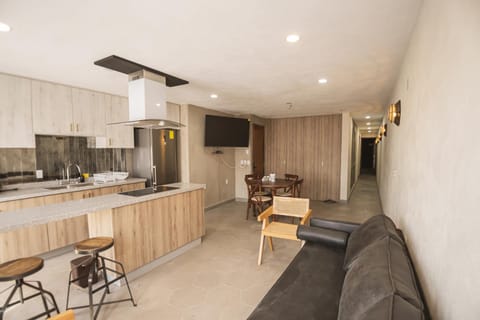 TV and multimedia, Kitchen or kitchenette, Living room, Seating area, Dining area, stove