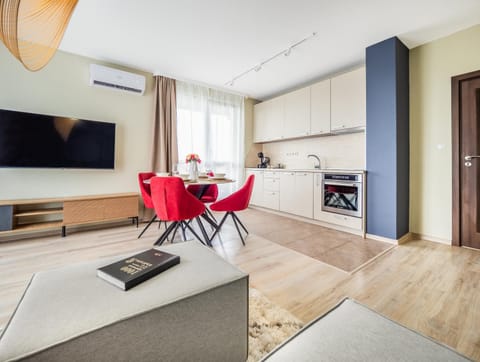 TV and multimedia, Kitchen or kitchenette, Living room, Seating area, Dining area, oven, stove, air conditioner