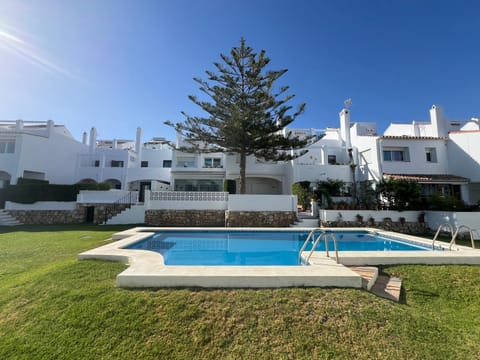Property building, Garden, Garden view, Pool view, Swimming pool
