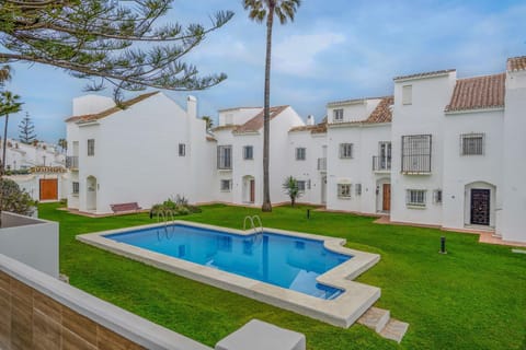 Property building, Garden, Garden view, Pool view, Swimming pool