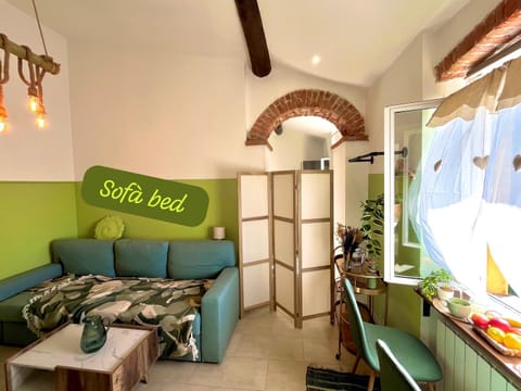 Living room, Food and drinks, Food, Breakfast