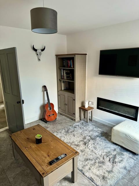 TV and multimedia, Living room, Seating area, Evening entertainment