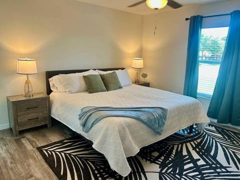 New with Pool & Pier! Perfect for two Families! House in North Fort Myers