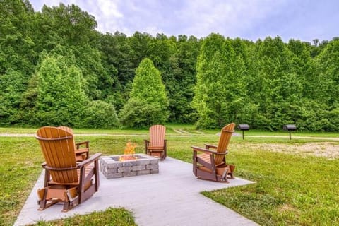 Tranquility Cottage, Pickleball Court, Creek, WIFI, Mountain Views, Starting at 79" House in Jenkins Mill