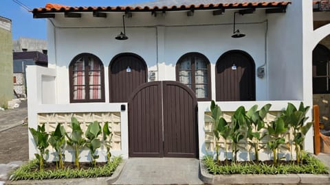 Facade/entrance