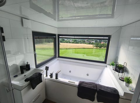 Hot Tub, Bathroom, Bath, towels