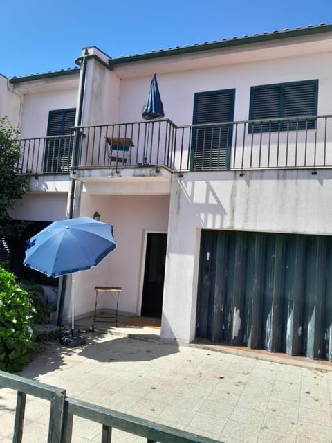 Property building, Day, Balcony/Terrace