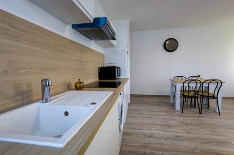 Kitchen or kitchenette, Dining area