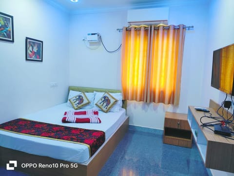 Bed, TV and multimedia, Photo of the whole room, Bedroom, hair dresser, air conditioner