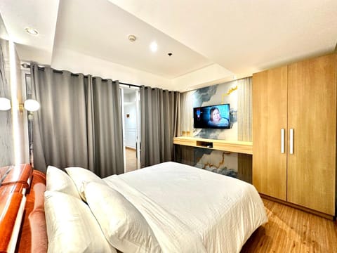 Bed, TV and multimedia, Bedroom
