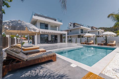 Property building, Day, Pool view, Swimming pool, sunbed