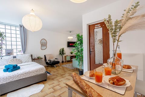 Bed, Bedroom, Breakfast