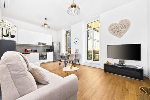 TV and multimedia, Kitchen or kitchenette, Living room, Dining area, oven, stove