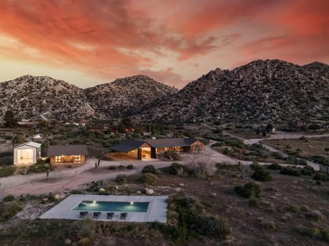 The Raven By The Cohost Company House in Pioneertown