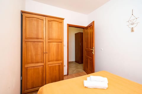 Bed, Bedroom, towels