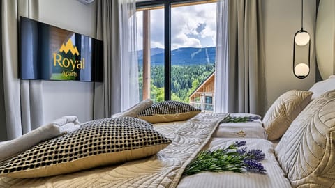 Bed, TV and multimedia, Bedroom, towels