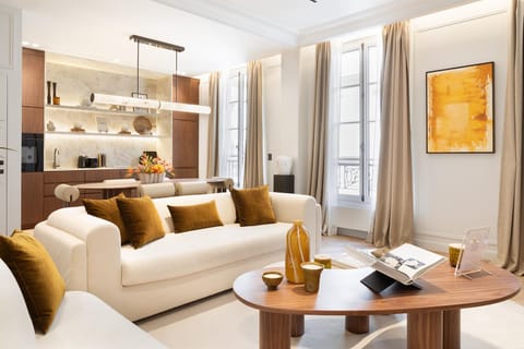 TV and multimedia, Kitchen or kitchenette, Living room, Seating area, Dining area