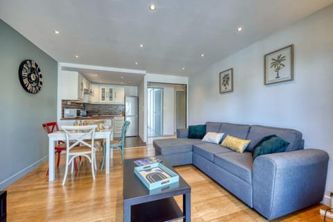 Kitchen or kitchenette, Living room, Seating area, Dining area, minibar, oven, pet friendly, stove