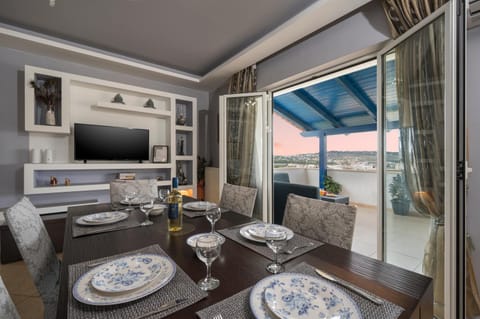 Communal lounge/ TV room, TV and multimedia, Living room, Dining area