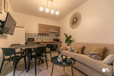 TV and multimedia, Kitchen or kitchenette, Living room, Seating area, Dining area, oven, stove