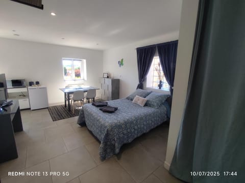 Bed, TV and multimedia, Bedroom