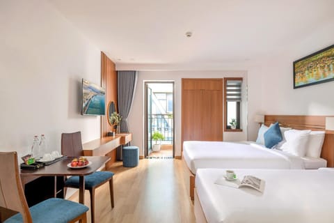 Bed, TV and multimedia, Living room, Seating area, towels