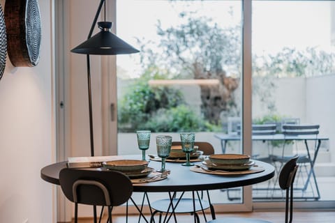 Patio, Day, Living room, Decorative detail, Seating area, Dining area, furniture, air conditioner