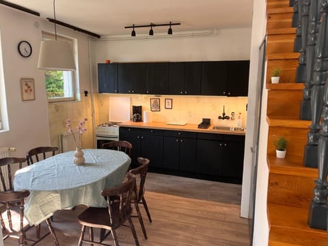 Coffee/tea facilities, Kitchen or kitchenette, Dining area