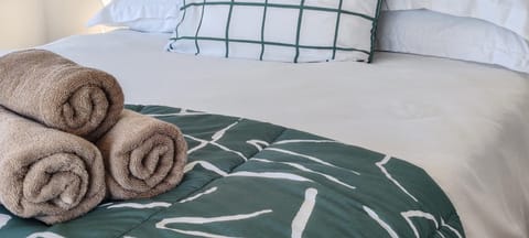 Bed, Bedroom, towels