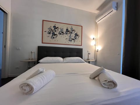 Bed, Photo of the whole room, Bedroom, air conditioner