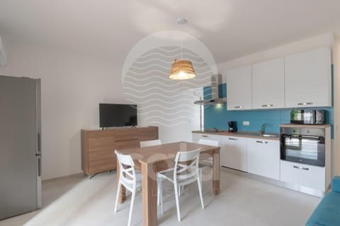 TV and multimedia, Kitchen or kitchenette, Living room, Seating area, Dining area, dishwasher, oven, stove