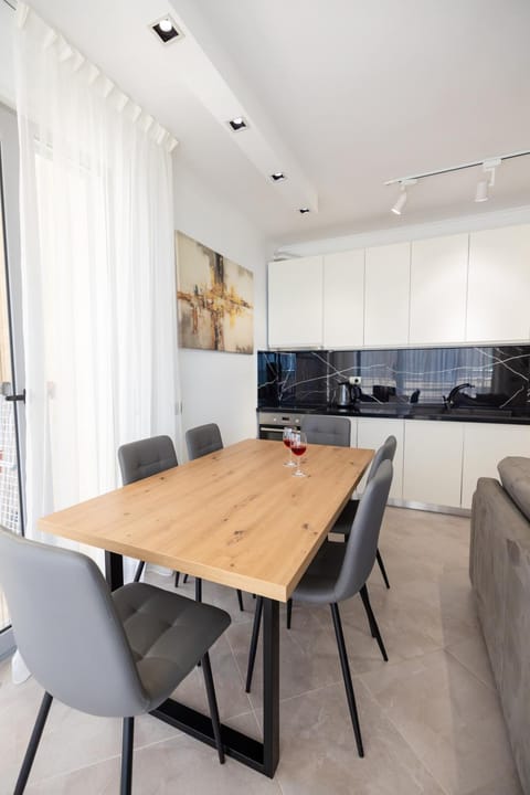 Kitchen or kitchenette, Dining area