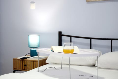Bed, Bedroom, Drinks