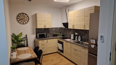 Coffee/tea facilities, Kitchen or kitchenette, Dining area, dishwasher, oven, pet friendly, stove, toaster