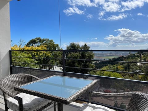 Day, Natural landscape, View (from property/room), Balcony/Terrace, Dining area, Sea view