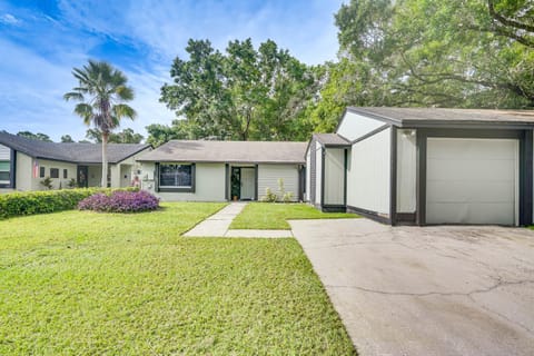 Home with Lanai 12 Mi to Busch Gardens Tampa Bay! House in Lake Magdalene