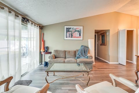 Home with Lanai 12 Mi to Busch Gardens Tampa Bay! House in Lake Magdalene