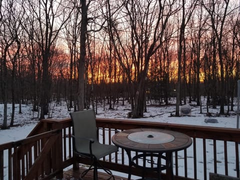 Serenity and Fun all in one in this Cozy Pocono Cabin Cabin in Luzerne County