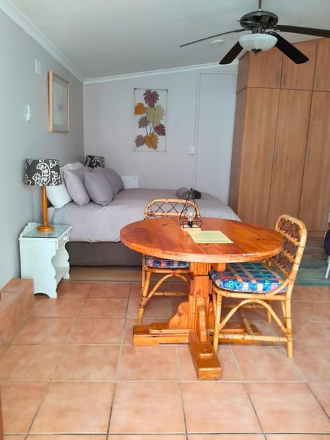 Bed, Seating area, Dining area, Bedroom, wardrobe