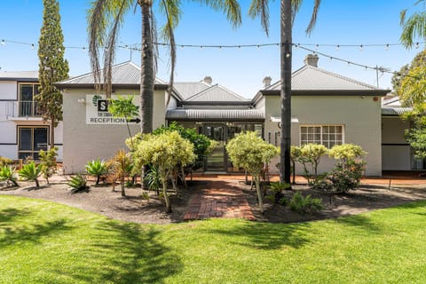 Property building, Facade/entrance, Day, Natural landscape, Garden, Garden, On site, Garden view