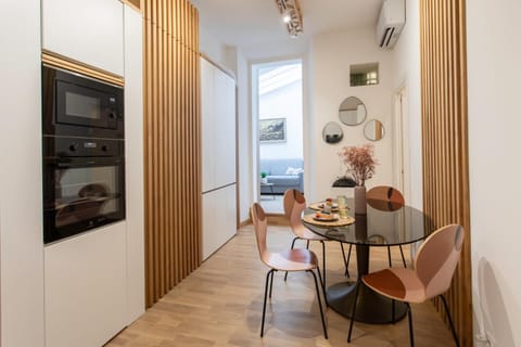 Kitchen or kitchenette, Dining area