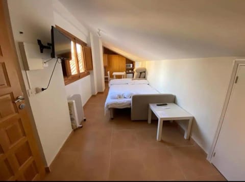 Bed, TV and multimedia, Photo of the whole room, Bedroom