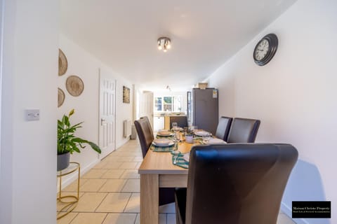 Kitchen or kitchenette, Seating area, Dining area