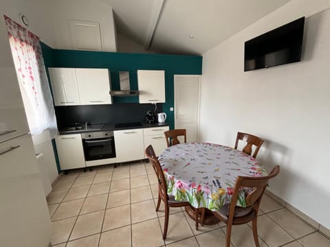 Kitchen or kitchenette, Dining area, stove